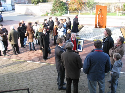 Photo of family at statue of Paul Splingaerd